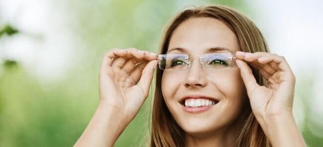 Les lunettes aident à améliorer la vision avec la myopie et la clandestinité