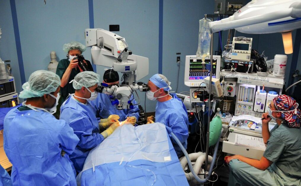 Chirurgiens de la chirurgie pour restaurer la vision